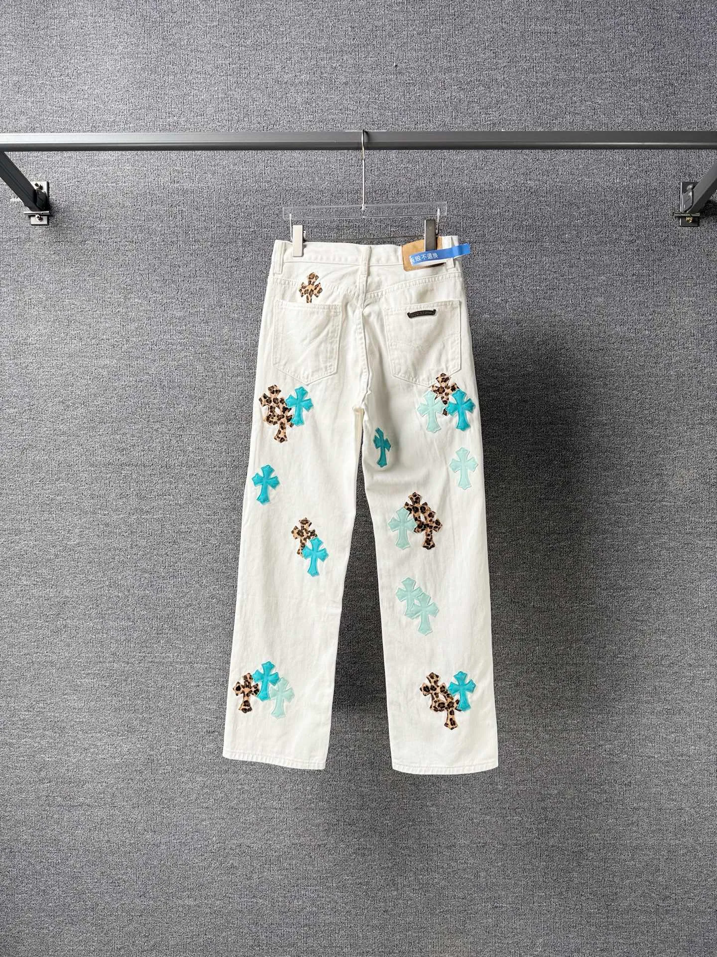 P260 💰 (Top version) Chrome Hearts/Chrome Hearts Classic daytime blue cow series colored leather cross washed color fabric unisex denim trousers Vibe style straight stacked god-level version Carbon fine bias denim color cloth Old vintage complete set of hardware - Chrome Hearts white cow series The high version uses high-ounce custom fabrics, fermentation washing and soft color fixation, soft and thick to wear, the details are all made by hand-polished craftsmanship, all-over printed jacquard fabric Unique design style. Through multiple processes to create a full retro feel. Unique niche non-contrast shirt. Customized distressed spray-painted buttons. Craftsmanship in every detail. Color: blue leather leopard print. Size: 28-30-32-34 (corresponding to S-M-L-XL)